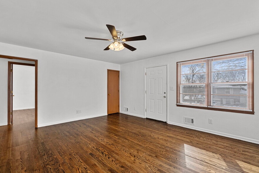 Building Photo - 906 E 84th St