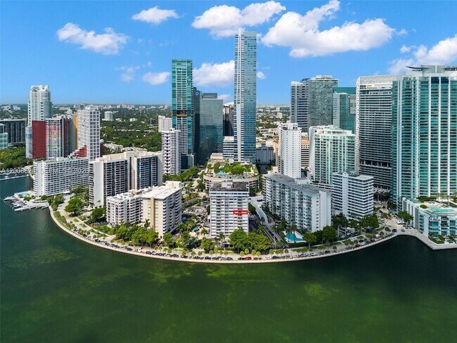 Building Photo - 1420 Brickell Bay Dr