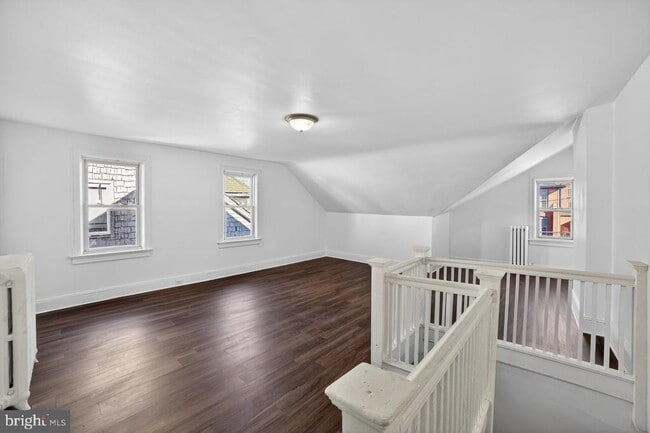 Building Photo - 713 Monmouth St