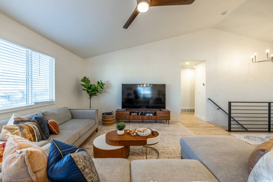 Building Photo - 1157 E Sego Lily Dr