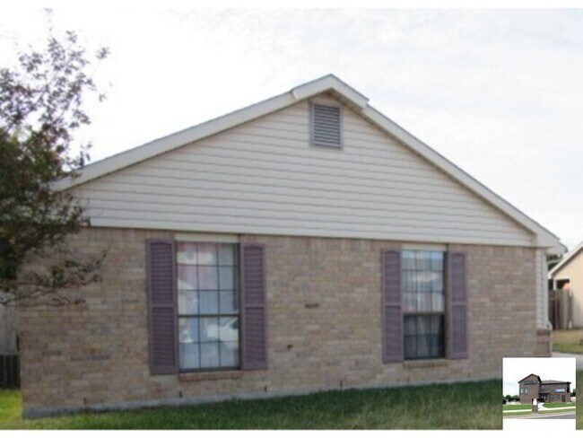 Building Photo - 2404 Fieldstone Dr