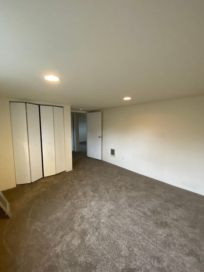 Building Photo - 1801 Russell Ave