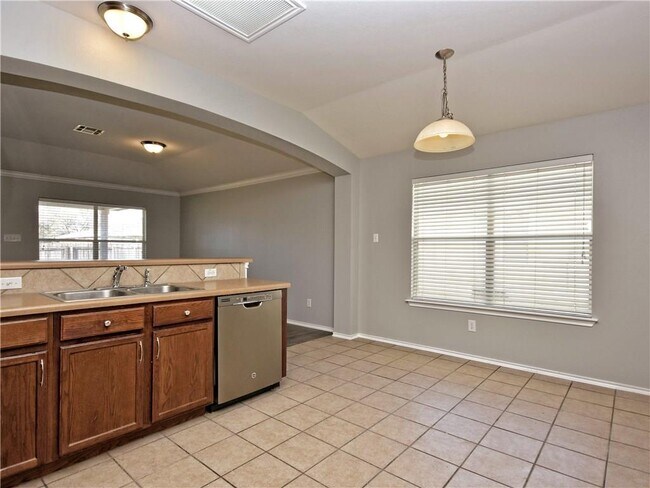 Building Photo - 607 Washington Square Dr