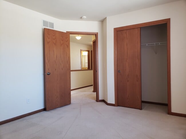 Building Photo - 3718 Stonebridge Dr