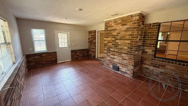 Building Photo - RATE DROP ALERT! (was $2000/month)