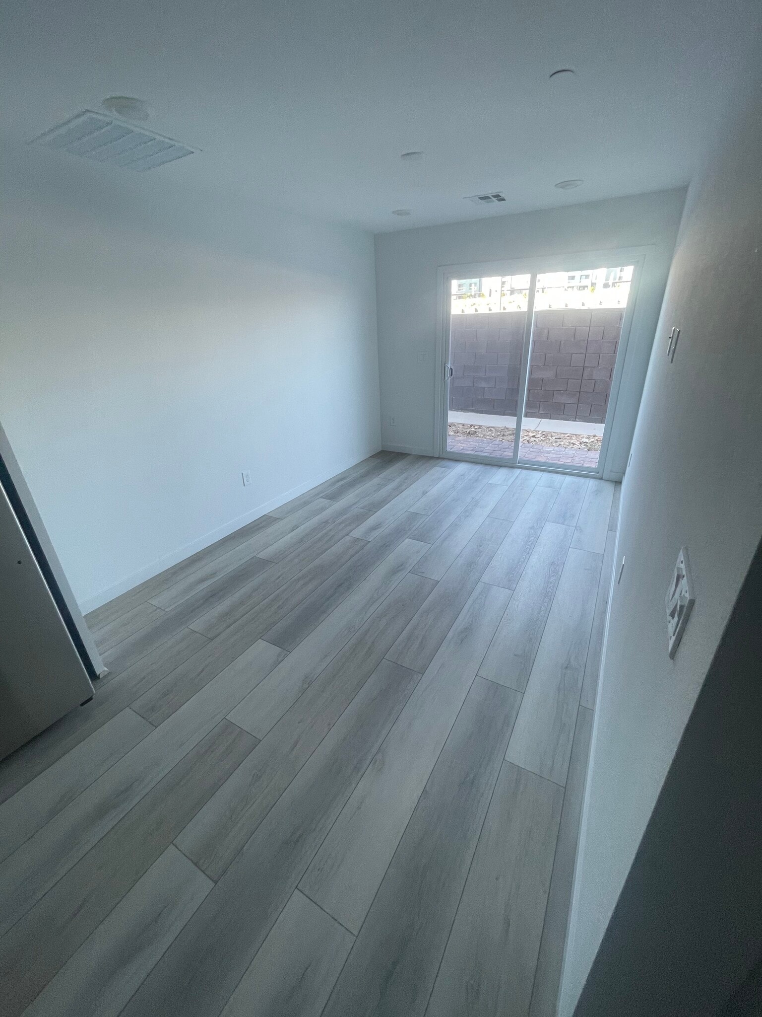 Building Photo - 9215 Sky Pointe Dr