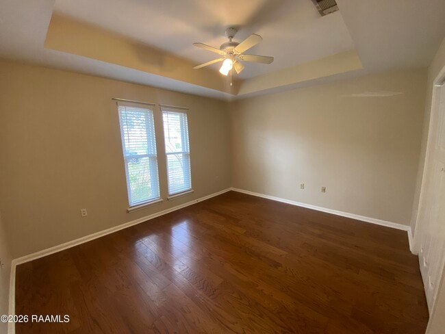 Building Photo - 5133 Sleepy Hollow Dr