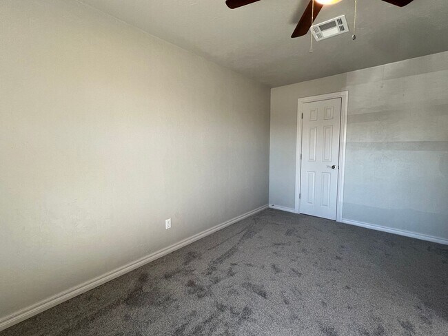 Building Photo - 5813 NW Elm Ave
