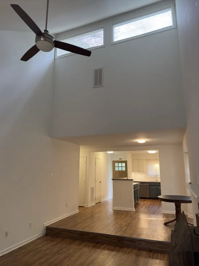 Building Photo - Raleigh Townhouse on Kentwood Park w/ fenced yard