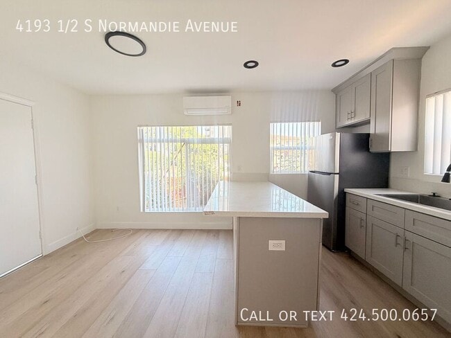 Building Photo - 4193 1/2 S Normandie Avenue-