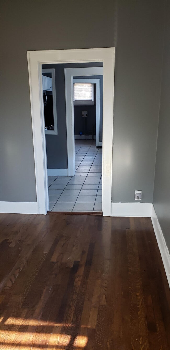 Building Photo - 2543 E 5th Ave