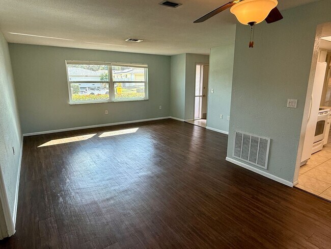 Building Photo - Beautiful Palm Harbor 2/2 Located on Peace...