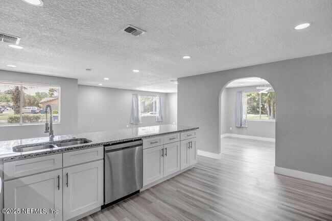 Building Photo - 1215 Bluehill Dr N