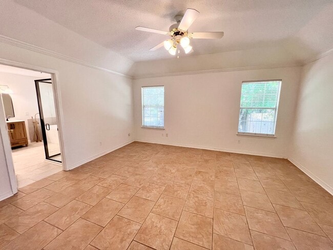 Building Photo - Charming Home - Newly Renovated