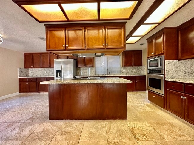 Building Photo - Beautiful 4 Bedroom Single Story For Rent in Gold River!