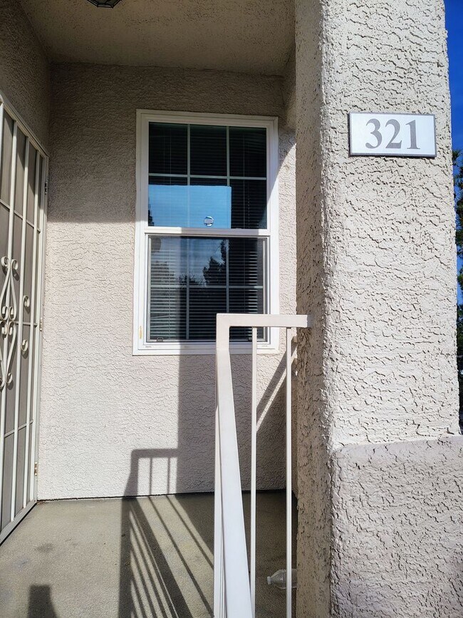 Building Photo - Henderson - 2 bedroom / 2 bath condo