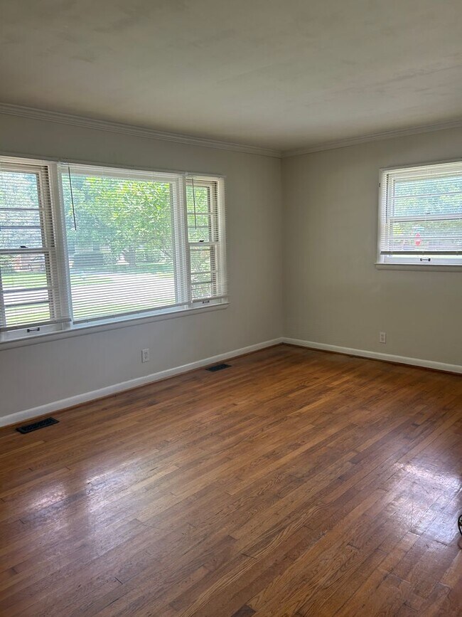 Building Photo - AVAILABLE MID-JUNE!