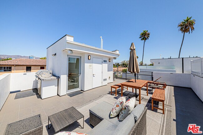 Building Photo - 6142 1/2 Lexington Ave