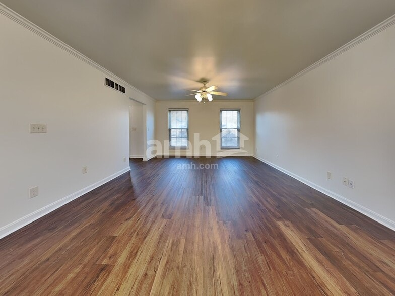 Building Photo - 8400 Woodcreek Dr