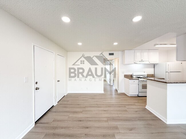 Building Photo - 14801 Delano St