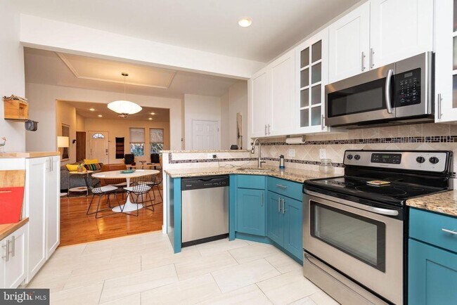 Building Photo - 456 Winona St