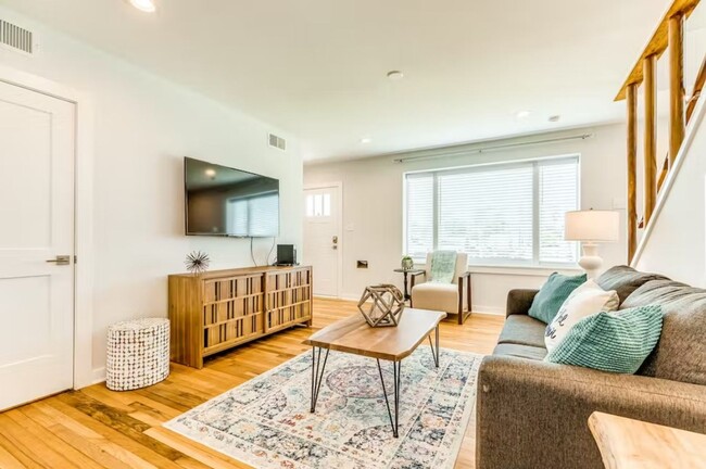 Building Photo - FULLY FURNISHED 2BD/1BA ready for occupancy!