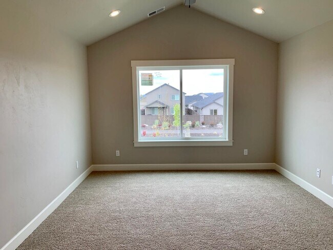 Building Photo - Beautiful Newer 4 Bedroom Home with A/C in Redmond!