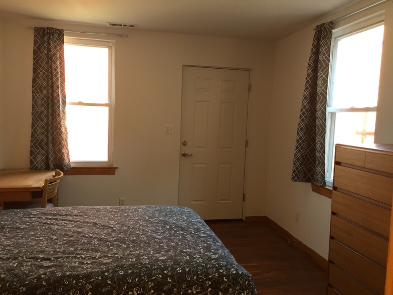 First floor back bedroom (option private entrance) - 505 North Washington Street