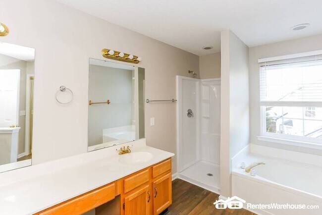 Building Photo - This 4 bedroom,  2.5 bathroom property is ...