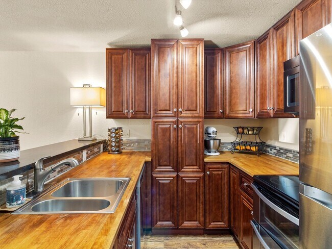 Building Photo - Great 1 Bedroom Condo in Federal Way! Beautiful Kitchen Finishes and Close to Light Rail!