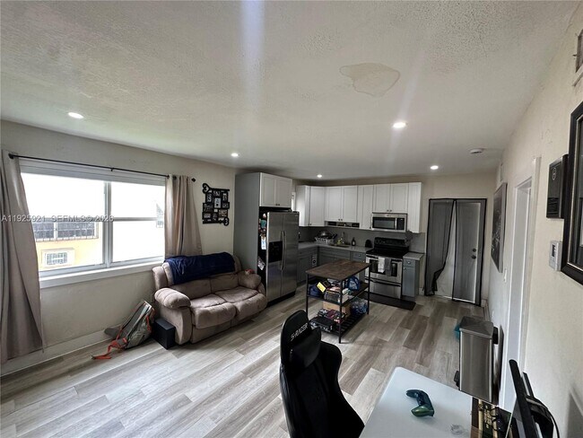 Building Photo - 1147 NE 113th St