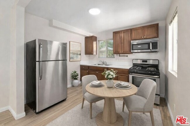 Building Photo - 5249 Satsuma Ave