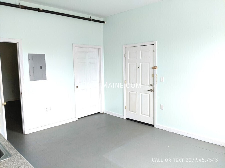 Building Photo - 255 Main St