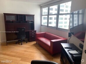 Building Photo - 2 br, 1.5 bath Condo - 905 Brickell Bay Dr...