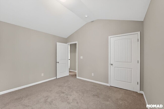 Building Photo - 1154 Paramount Dr