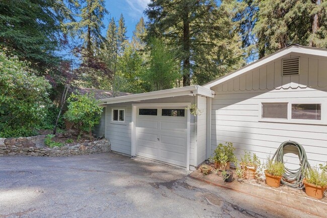 Building Photo - 345 St Francis Dr