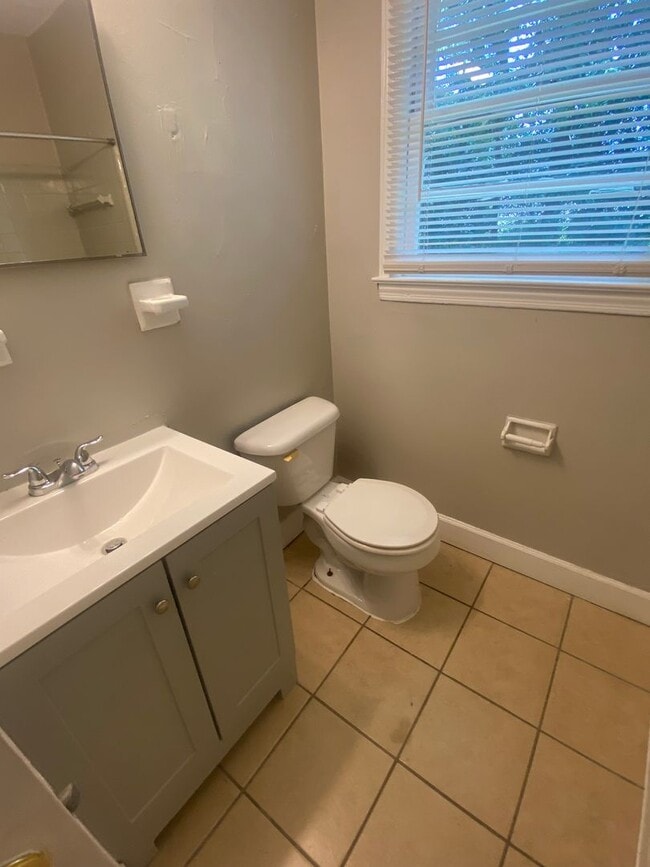 Building Photo - **ON HOLD*3 Bedroom / 1 Bathroom Home for ...