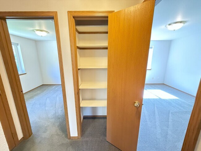 Building Photo - BONUS RENT SPECIAL! 3 Bed on Cul-de-sac with Great Backyard and Lawn Service!