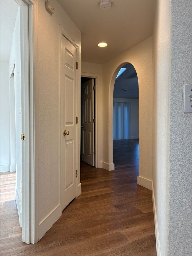 Building Photo - 3 Bedroom 2 Bath Ranch Home Available January 2026 !