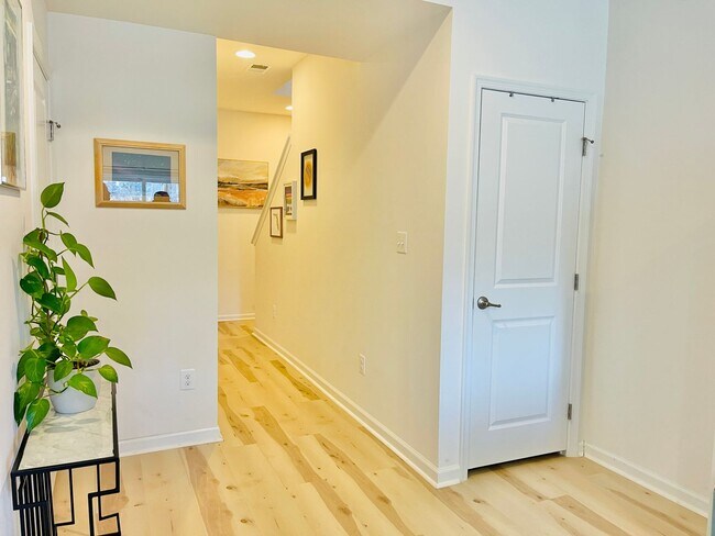 Building Photo - 127 Streamview Dr