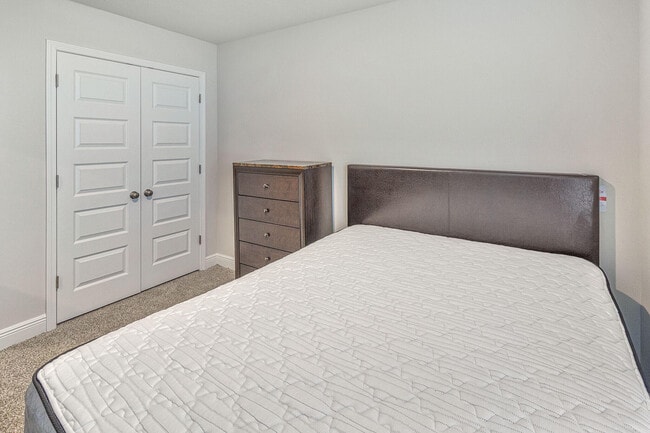 Building Photo - 1022 McLaren Cir