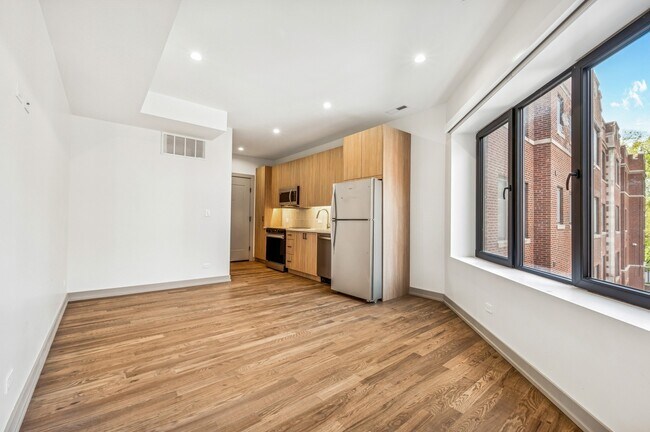 Building Photo - 1337 W Estes Ave