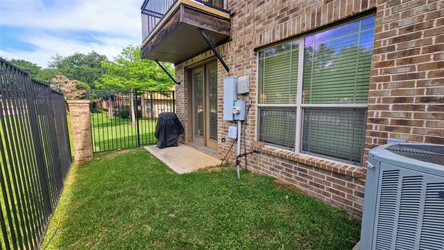 Building Photo - 950 Brook Forest Ln