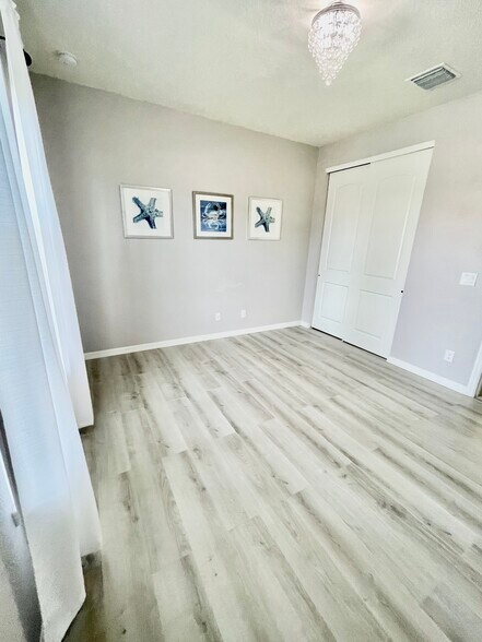 Building Photo - 540 SE Monet Dr