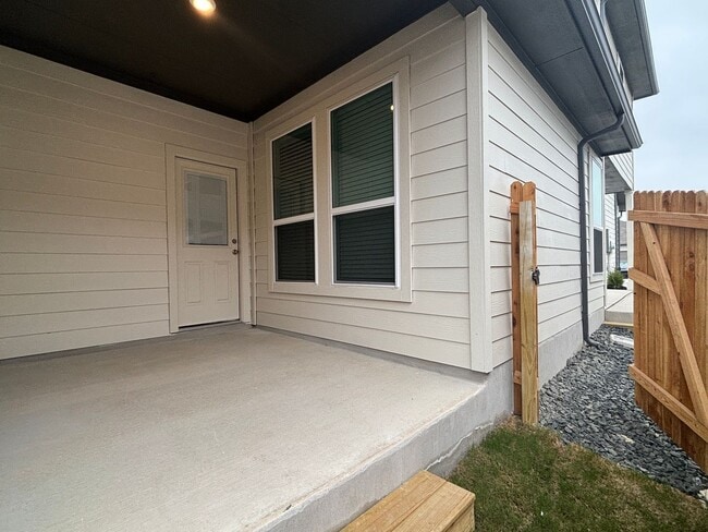 Building Photo - Want luxury living in the Far West ...Look no further...Amanda Park is it!