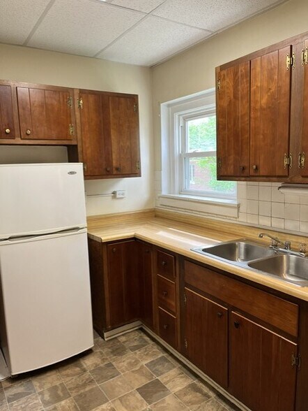 Building Photo - 172 Maple Ave