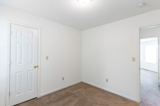 Building Photo - 4919 W Millbrook Dr