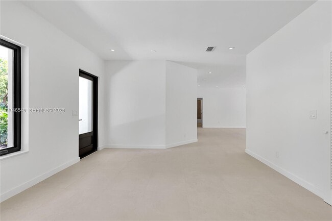 Building Photo - 950 Bayamo Ave