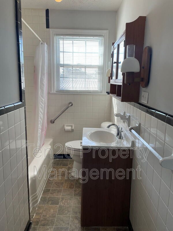 Building Photo - 411 20th Ave