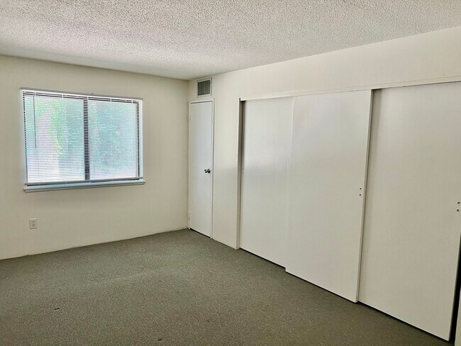Building Photo - 14 Village Way